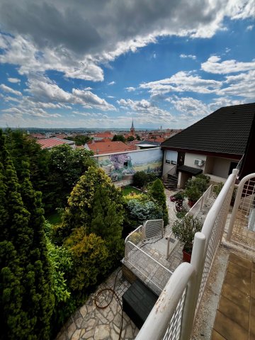 Eladó családi ház, Pécsett 269.9 M Ft, 7+1 szobás