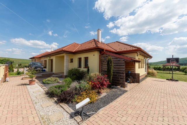 Eladó családi ház, Márkón 159.9 M Ft, 4 szobás