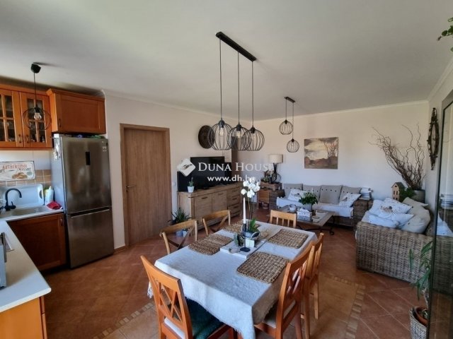 Eladó téglalakás, Veszprémben 79.99 M Ft, 2+3 szobás