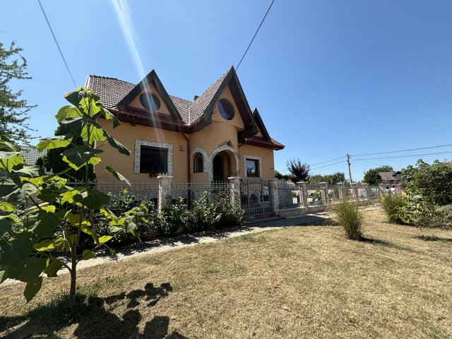 Eladó családi ház, Versegen 79 M Ft, 7 szobás