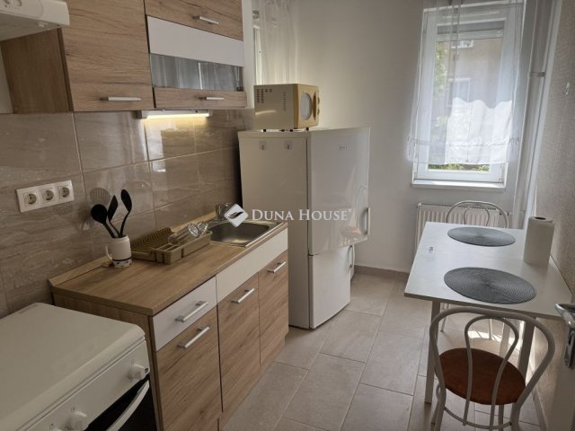 Kiadó téglalakás, albérlet, Pécsett 150 E Ft / hó, 1 szobás