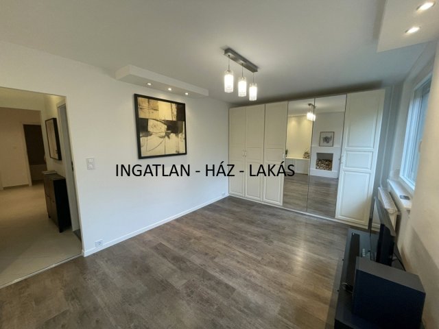 Eladó panellakás, Budapesten, III. kerületben 73.9 M Ft