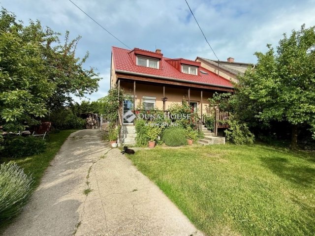 Eladó családi ház, Balatonfüreden 140 M Ft, 7 szobás