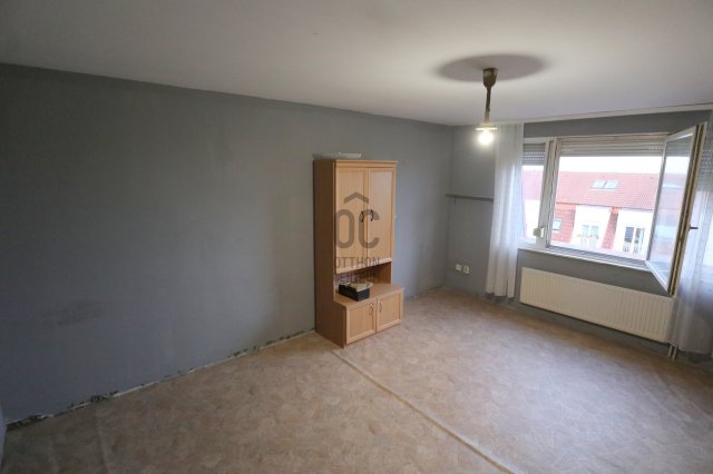 Eladó panellakás, Kecskeméten 36.99 M Ft, 3 szobás