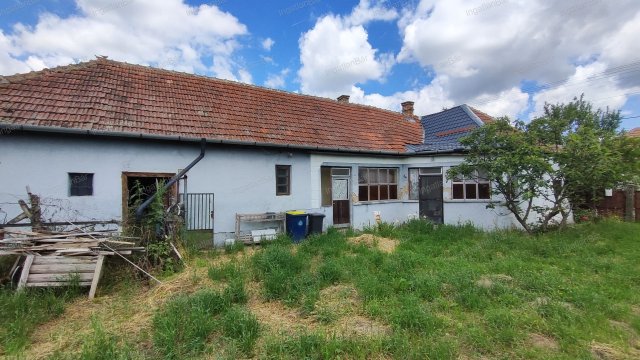 Eladó családi ház, Nyírcsaholyon 12 M Ft, 2 szobás