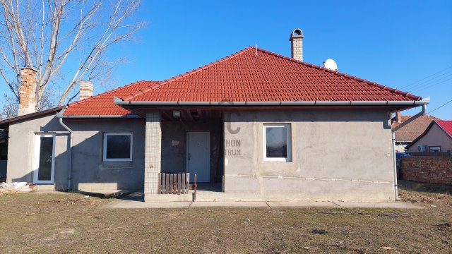 Eladó családi ház, Csemőn 39.9 M Ft, 2 szobás