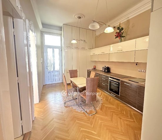 Eladó téglalakás, Budapesten, V. kerületben 120 M Ft, 2 szobás