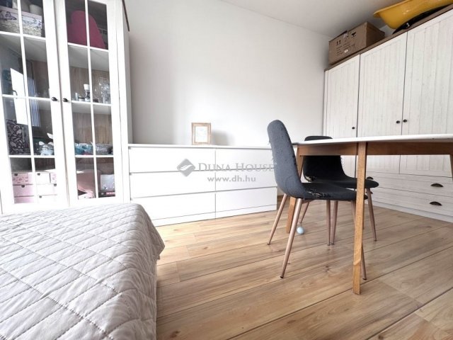 Eladó panellakás, Pécsett 34.99 M Ft, 2 szobás