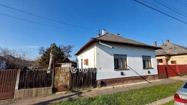 Eladó családi ház, Karcagon 15 M Ft, 2 szobás