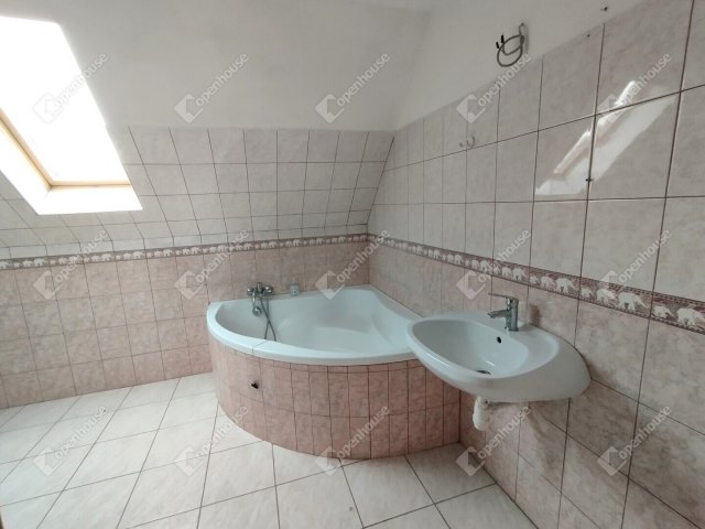 Eladó családi ház, Gönyűn 69.9 M Ft, 4 szobás