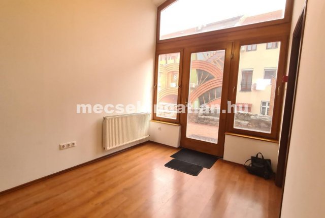 Kiadó iroda, Pécsett 150 E Ft / hó, 2 szobás
