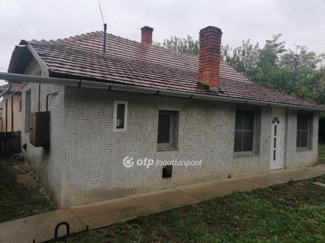 Eladó családi ház, Mezőtúron 11 M Ft, 2 szobás