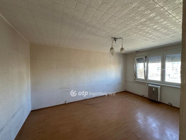 Eladó panellakás, Szegeden 38 M Ft, 1+1 szobás