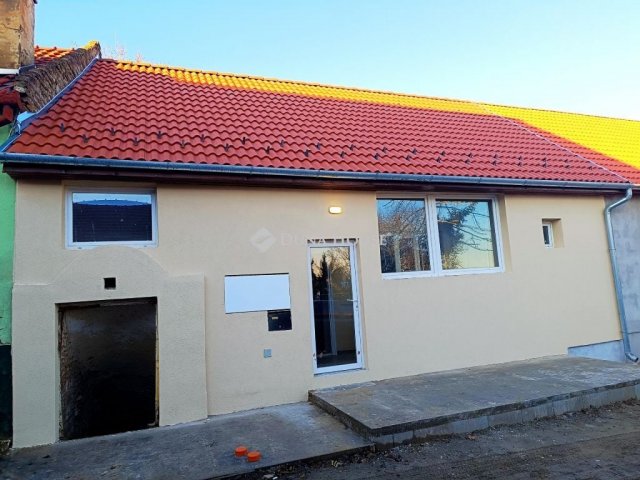 Eladó családi ház, Dombóváron, Kossuth Lajos utcában 12.9 M Ft