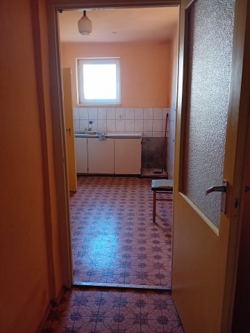 Eladó panellakás, Nyergesújfaluban 31 M Ft, 2+1 szobás