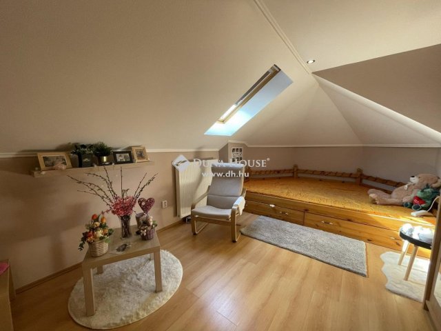 Eladó családi ház, Hartán 199 M Ft, 7 szobás