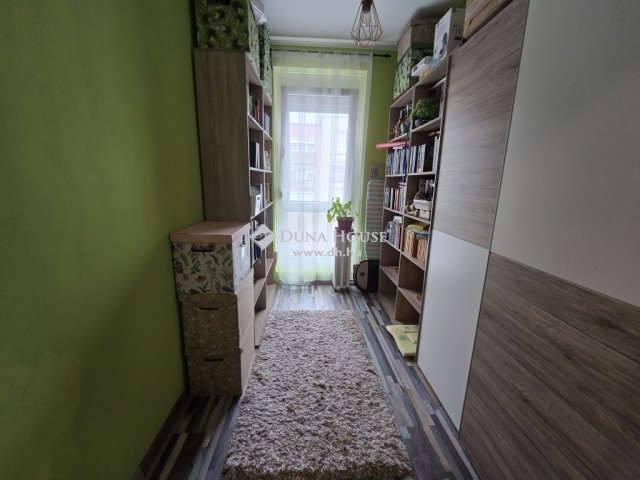 Eladó panellakás, Pécsett 41.9 M Ft, 2+2 szobás