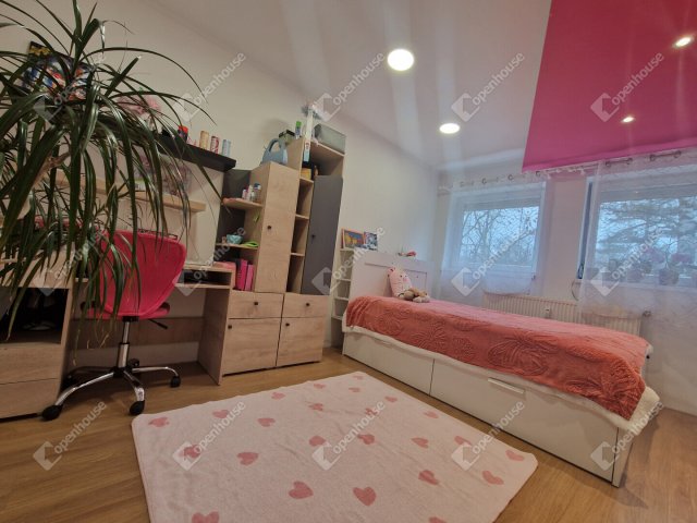 Eladó téglalakás, Almásfüzitőn 38.5 M Ft, 3 szobás