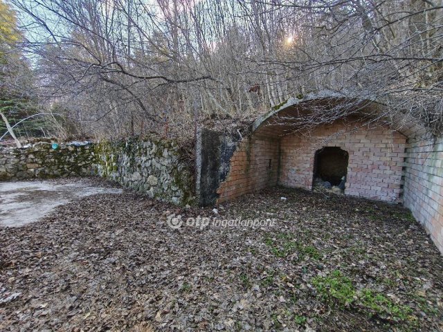 Eladó telek, Budapesten, III. kerületben 180 M Ft