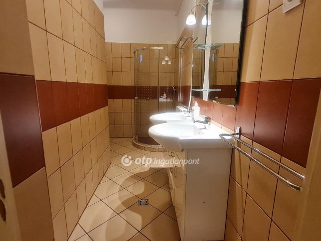 Eladó családi ház, Siófokon 399.9 M Ft, 7 szobás