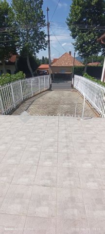 Kiadó üzlethelyiség, Pécsett 100 E Ft / hó