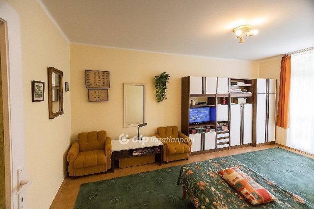 Eladó panellakás, Egerben 35 M Ft, 2 szobás