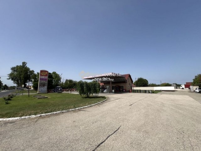 Eladó üzlethelyiség, Jászszentlászlón 320 M Ft
