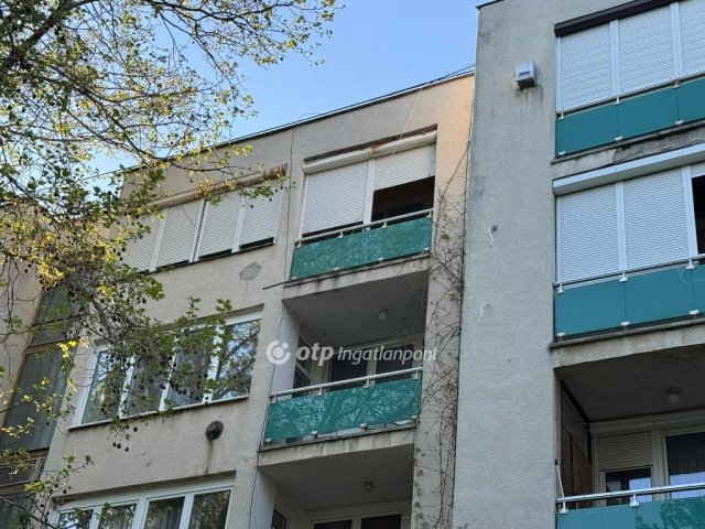 Eladó téglalakás, Tiszafüreden 28 M Ft, 3 szobás