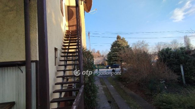 Eladó téglalakás, Jászberényben 30 M Ft, 3 szobás