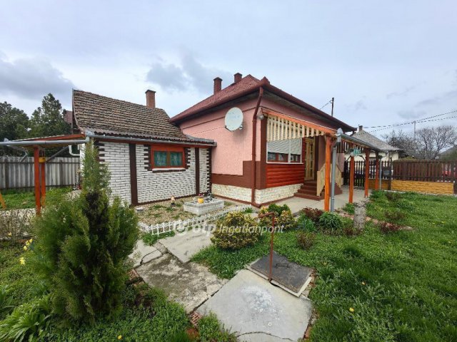 Eladó családi ház, Túrkevén 21.5 M Ft, 2 szobás