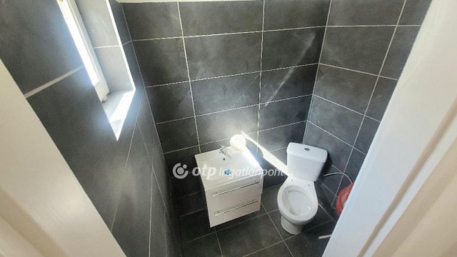 Eladó üzlethelyiség, Jászberényben 79 M Ft