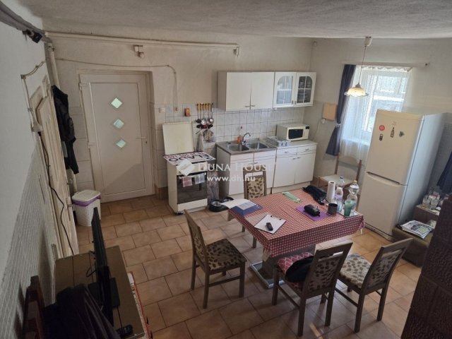 Eladó téglalakás, Kőszegen 25 M Ft, 2 szobás