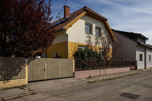 Eladó családi ház, Pécsett 129 M Ft, 7 szobás
