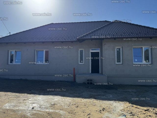 Eladó családi ház, Veresegyházon 107.99 M Ft, 4 szobás