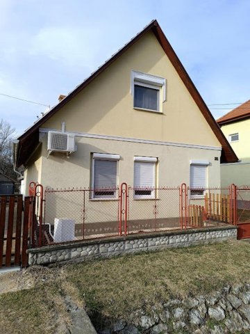 Eladó családi ház, Dunaalmáson 64.9 M Ft, 4 szobás