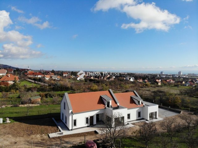 Eladó ikerház, Balatonfüreden 259 M Ft, 4 szobás