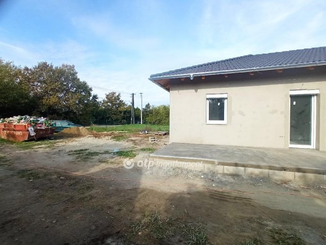 Eladó ikerház, Adonyban 54.9 M Ft, 3 szobás