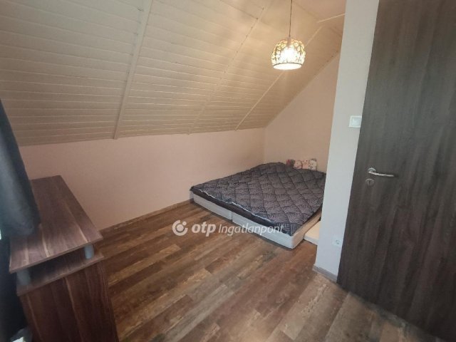 Eladó családi ház, Velencén 92.9 M Ft, 1+4 szobás