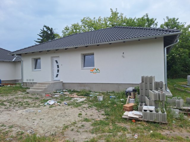 Eladó ikerház, Kiskunlacházán 55.9 M Ft, 4 szobás