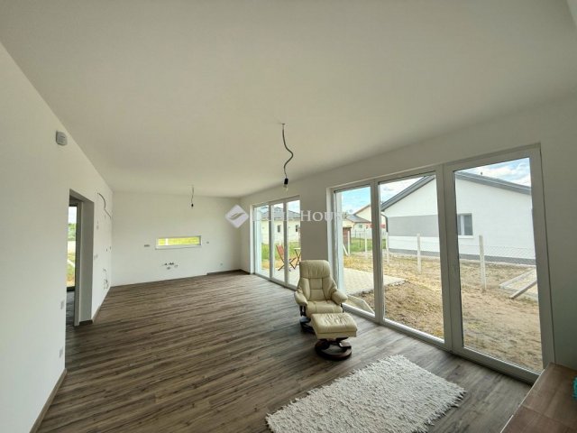 Eladó családi ház, Székesfehérvárott 98 M Ft, 4 szobás