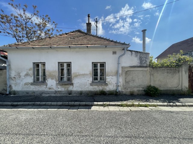 Eladó családi ház, Veszprémben 47.9 M Ft, 2 szobás