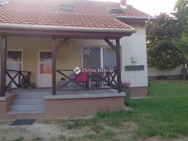 Eladó ikerház, Csákváron 64.5 M Ft, 4 szobás