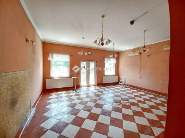 Eladó családi ház, Mendén 179.9 M Ft, 11 szobás