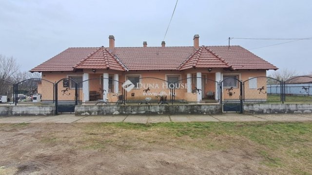 Eladó ikerház, Törtelen 55 M Ft, 4 szobás / költözzbe.hu