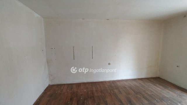 Eladó családi ház, Pécsett 19.9 M Ft, 2 szobás