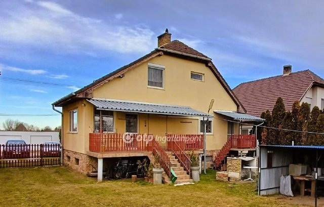 Eladó családi ház, Péren 80 M Ft, 4 szobás