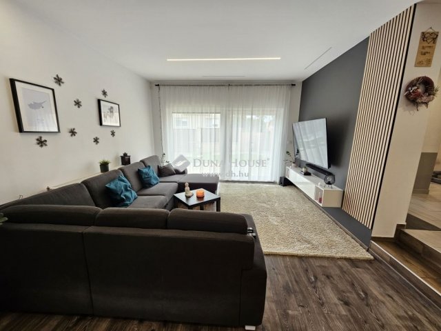 Eladó családi ház, Szigetszentmiklóson 109.99 M Ft, 3 szobás