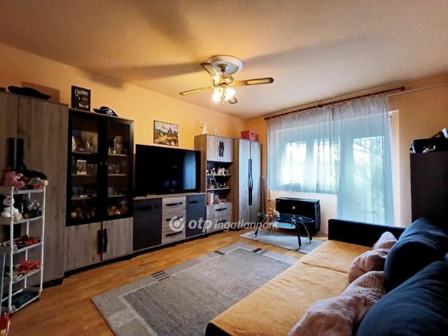 Eladó téglalakás, Szolnokon 35.9 M Ft, 2 szobás