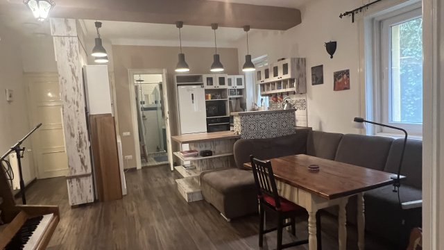 Eladó téglalakás, Budapesten, I. kerületben, Attila úton