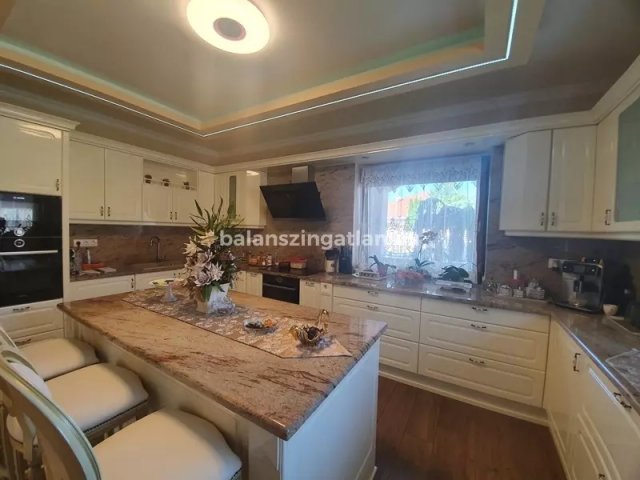 Eladó családi ház, Nyíregyházán 300 M Ft, 6 szobás